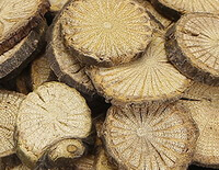 dried herb slices of Orientvine Stem are piled together